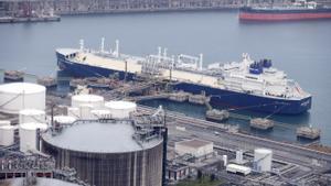 El metanero ’Nikolay Urvantsev’, cargado con gas ruso procedente de yacimientos de Yamal y bandera de Hong Kong, en el momento de la descarga en el puerto de Bilbao el 10 de marzo de 2022.