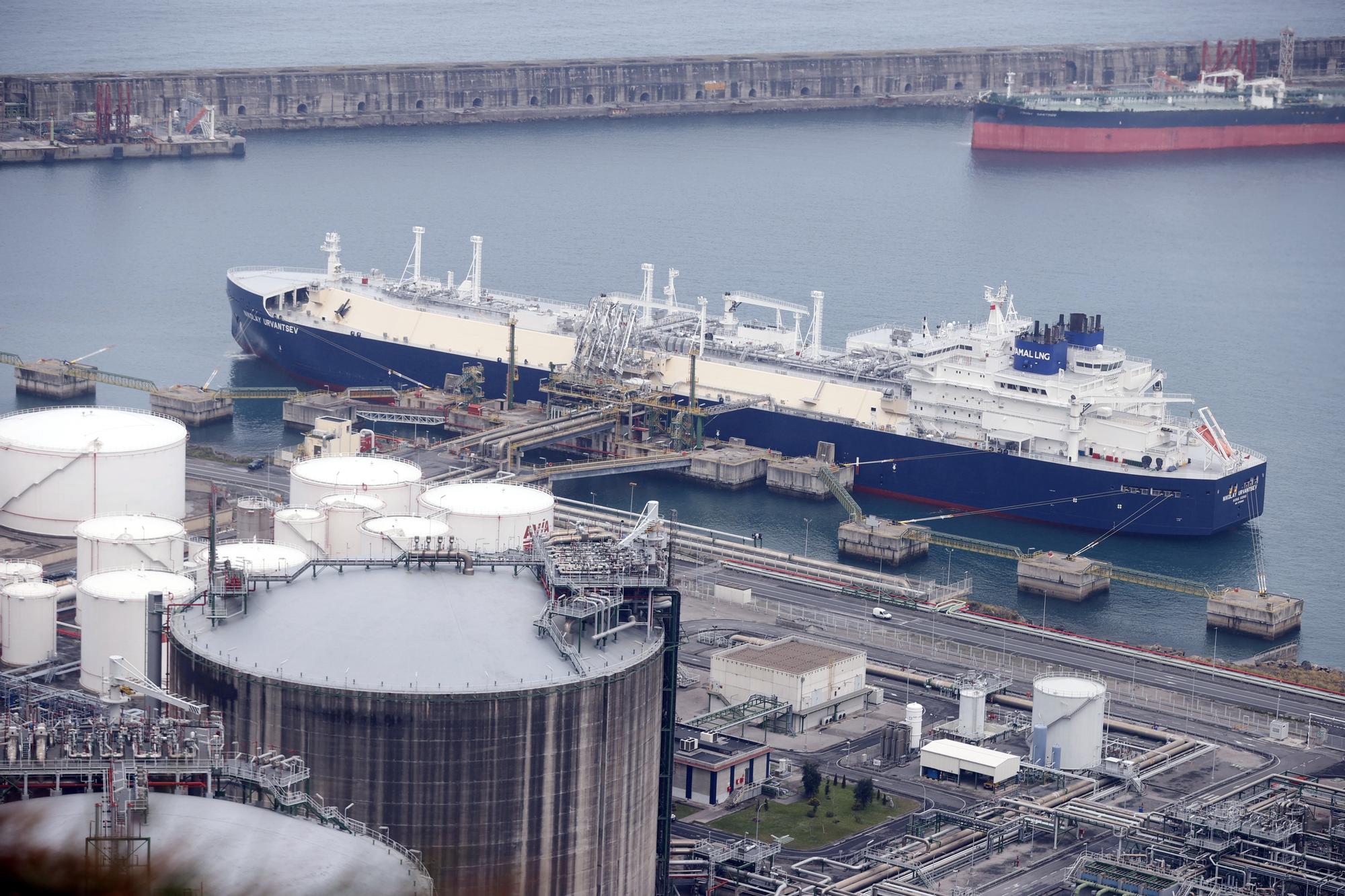 El metanero 'Nikolay Urvantsev', cargado con gas ruso procedente de yacimientos de Yamal y bandera de Hong Kong, en el momento de la descarga en el puerto de Bilbao el 10 de marzo de 2022.