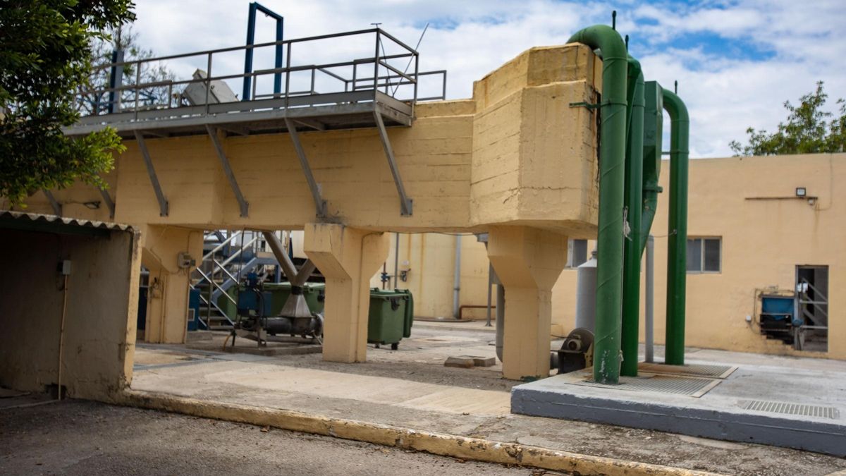 Foto de la vieja depuradora de Vora Riu, cuyas obras para suprimirla llevaban bloqueadas desde el 2019.