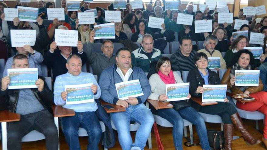 Una asamblea informativa sobre el anteproyecto de Lei de Acuicultura celebrada en Cangas. // G.Núñez