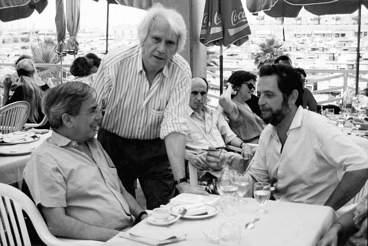 Semprún, en el centro, en una foto de archivo con el escritor Mario Vargas Llosa (izda.) y el editor Antonio López Lamadrid.
