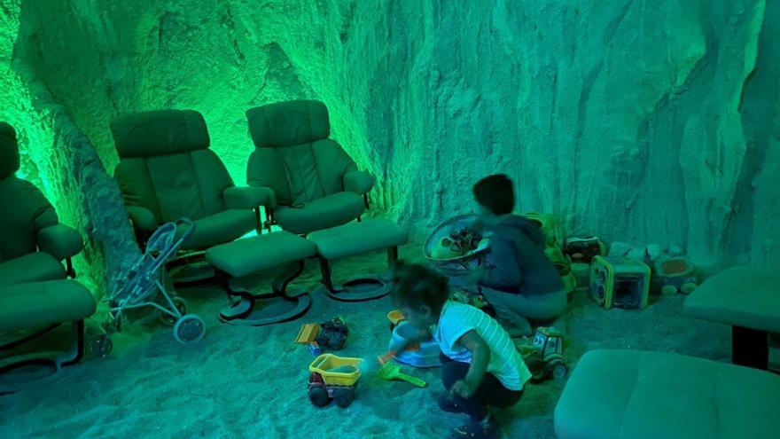 Niños en una “cueva de sal” de haloterapia.   | // ALEXANDRA T.