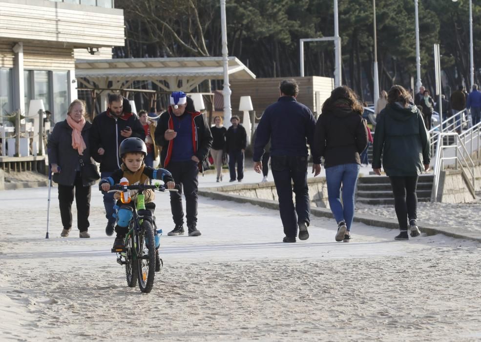 Grupos de personas paseando la mañana de Navidad por Samil.