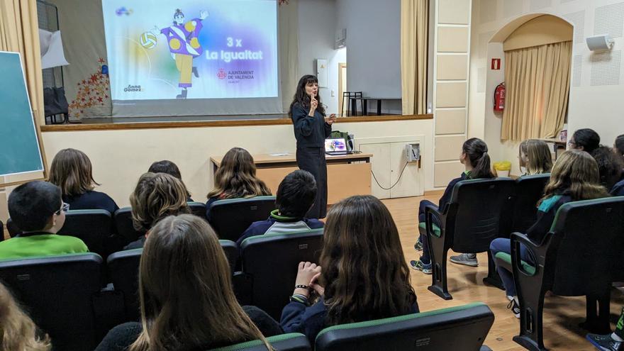 Se ponen en marcha los talleres de deporte femenino &quot;3xlaigualdad&quot; en centros escolares de Valencia