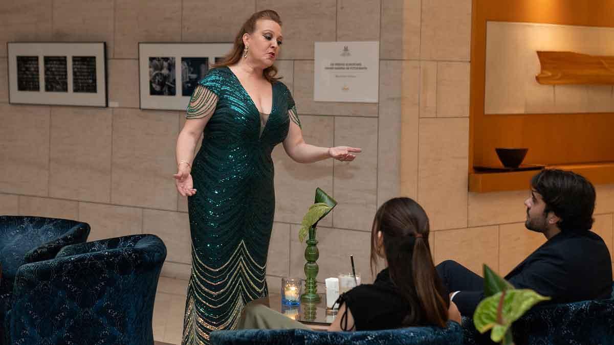 Una cantante de ópera interpreta una aria en el concierto íntimo celebrado en el Eurostars Grand Marina de Barcelona.