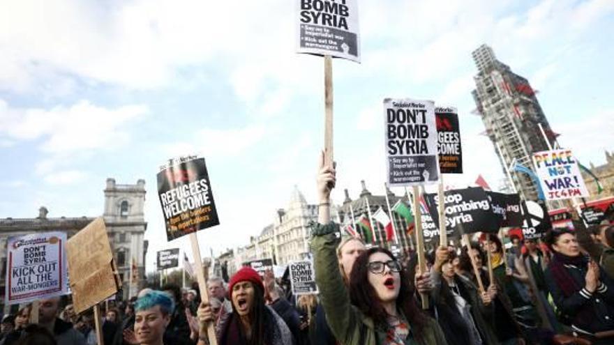 Manifestació a l&#039;exterior del Parlament britànic contra l&#039;atac aliat a Síria.