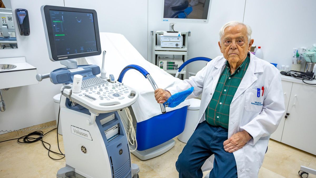 El ginecólogo de 86 años que ha ayudado a parir a toda su familia: "Ya no puedo estar mucho rato de pie, saco al niño y me voy"