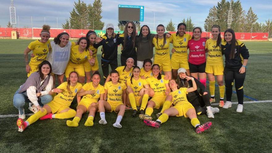 Las jugadoras de la Bovedana celebran su último triunfo. | Cedida