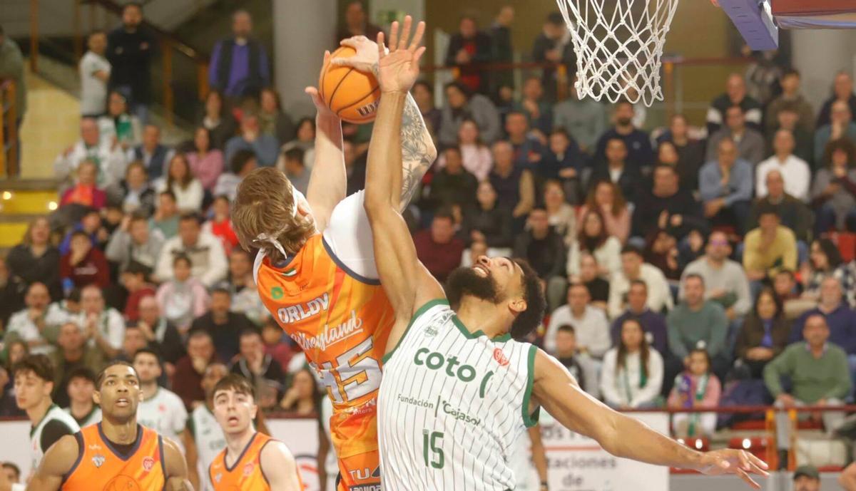 Orlov y Schutte luchan por el rebote en el derbi andaluz contra el Morón.