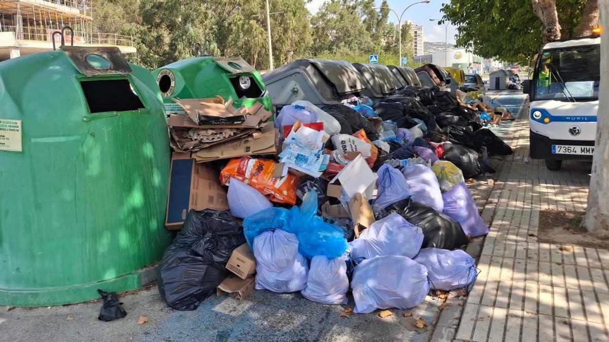 Basura amontonada este lunes en los contenedores de Juan Carlos I