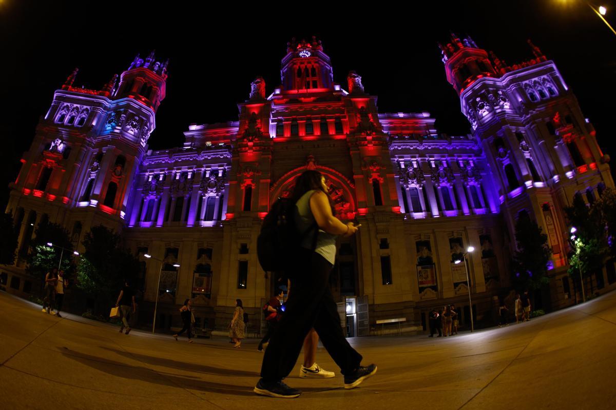 Madrid ilumina la Cibeles con los colores de la bandera del Reino Unido