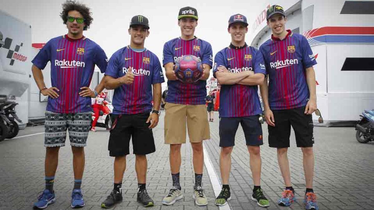 Los pilotos de MotoGP con la nueva equipación del FC Barcelona