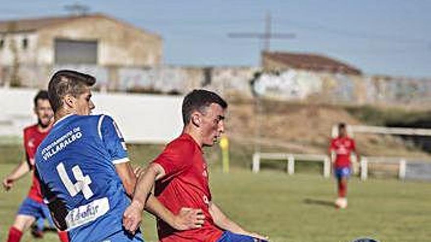 Un jugador del Benavente trata de controlar el balón.