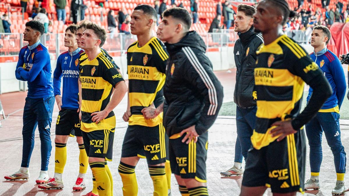 Los jugadores del Real Zaragoza se disculpan ante los aficionados desplazados a Almería