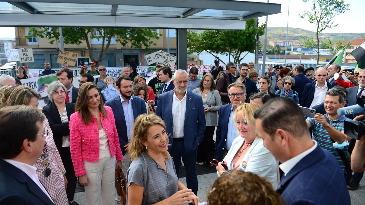 La ministra de Transportes, a su llegada a Plasencia, con los colectivos ciudadanos, al fondo.