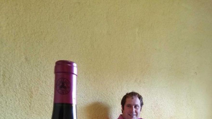 David Marcos con una botella de Castro de Limés, en su bodega.
