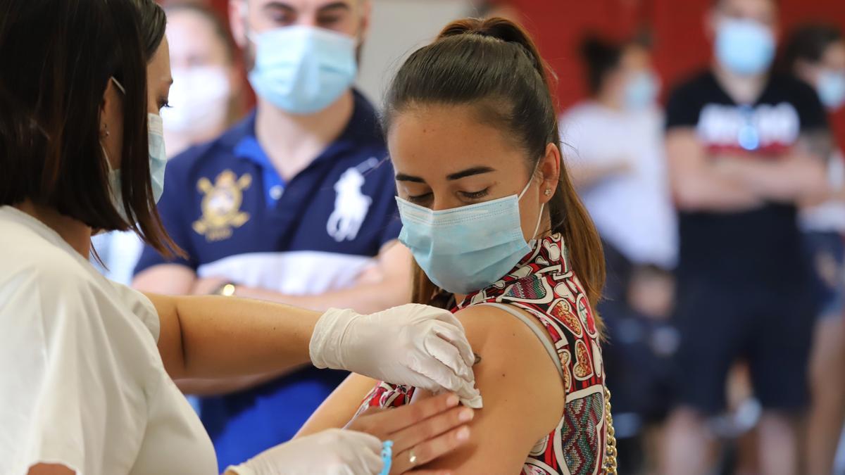 Una joven recibe una dosis de la vacuna contra el coronavirus, en Murcia.