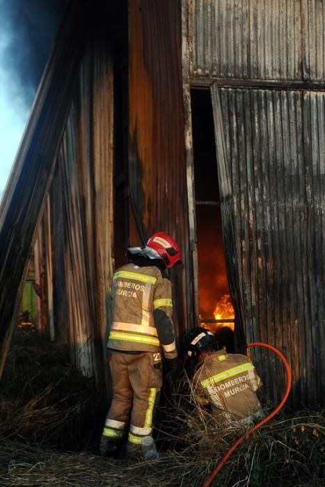 Arde una tienda de neumáticos en Murcia