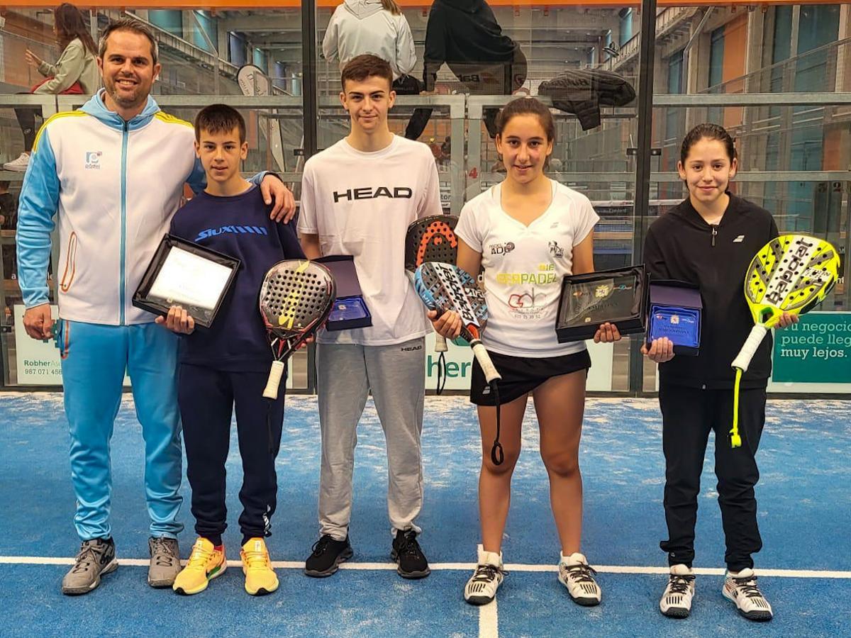 Los valencianos y valencianas presentes en el TyC Premium 2 de Castilla y león posaron para la foto.