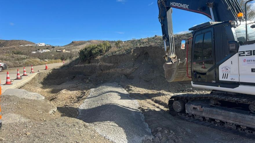 Tareas de arreglo de vías rurales dañadas por borrascas en Andalucía.