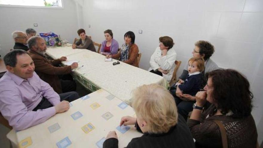 Reunión de directivos y miembros del colectivo de Donramiro, ayer, en el centro social.  // Bernabé/Gutier