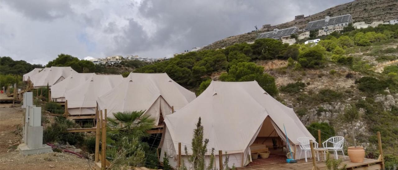 El nuevo turismo: un campamento colgado del Moraig y un camping con vistas a la Marjal