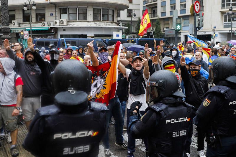 9 d'Octubre: Tensión en las manifestaciones en el centro de València