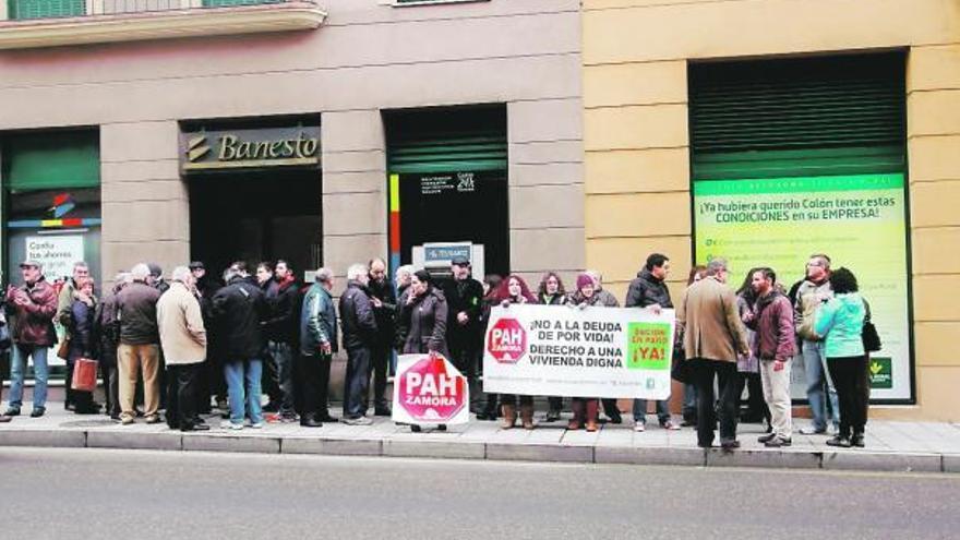 Miguel Marino, a la derecha, a las puertas del banco.