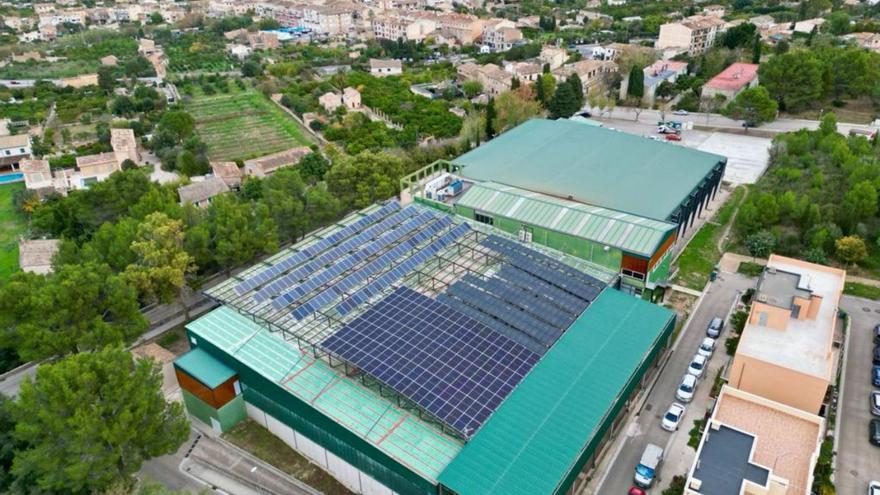 La cubierta del polideportivo, con las placas solares.