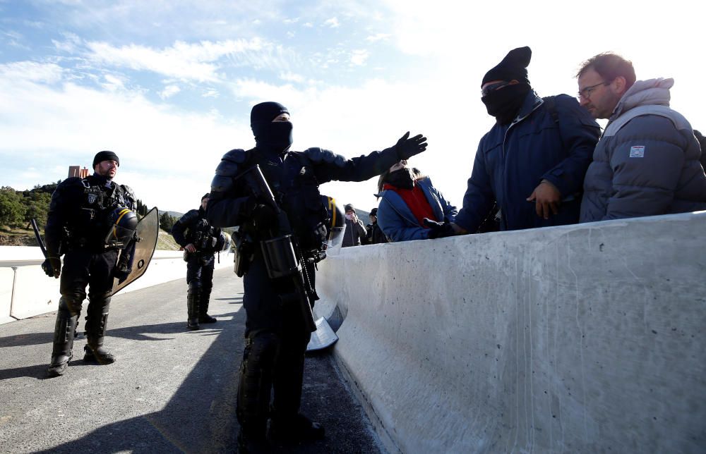 Una acció del Tsunami Democràtic talla l'AP-7 a la Jonquera