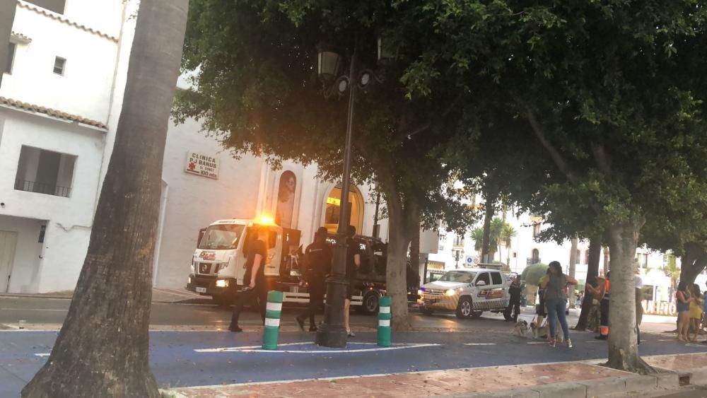 Susto en Puerto Banús al arder un coche