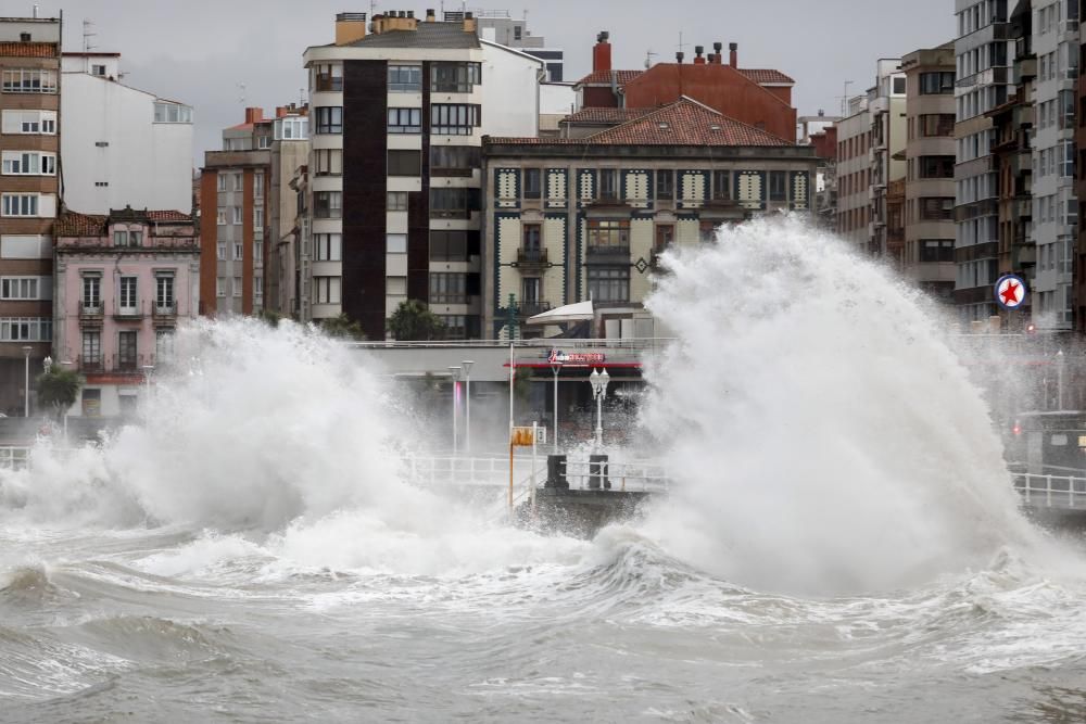 Oleaje en San Lorenzo, Gijón