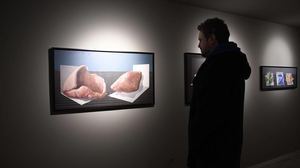 La Sala Rosales del Museo Ramón Gaya acoge once obras en las que la Chelete Monereo conversa consigo misma.
