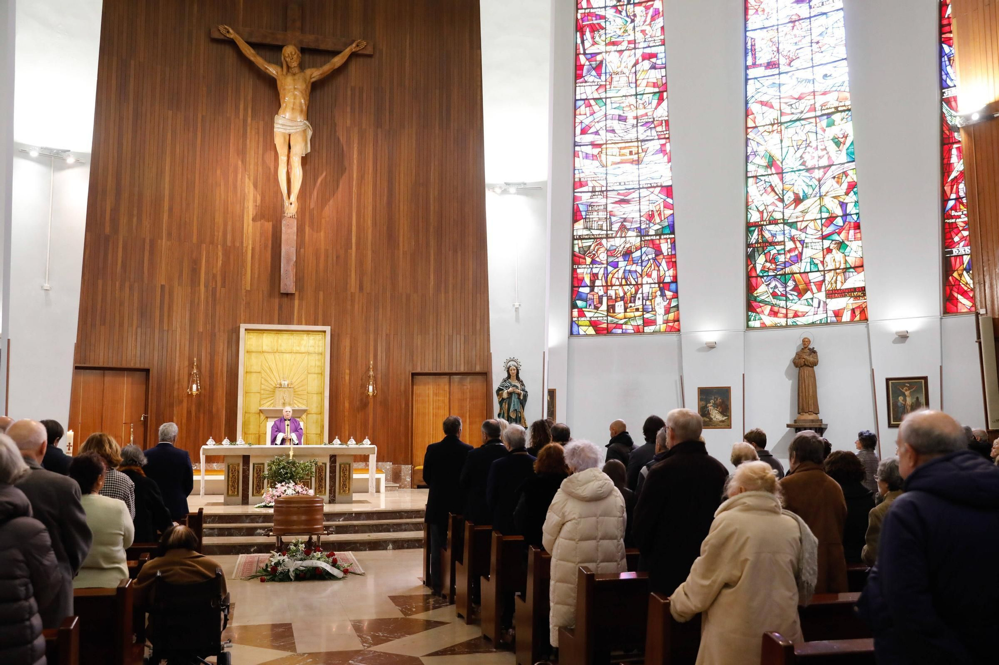 EN IMÁGENES: Funeral de Carmen Villalvilla, histórica directora del colegio Dolores Medio, en la iglesia ovetense de San Francisco de Asís