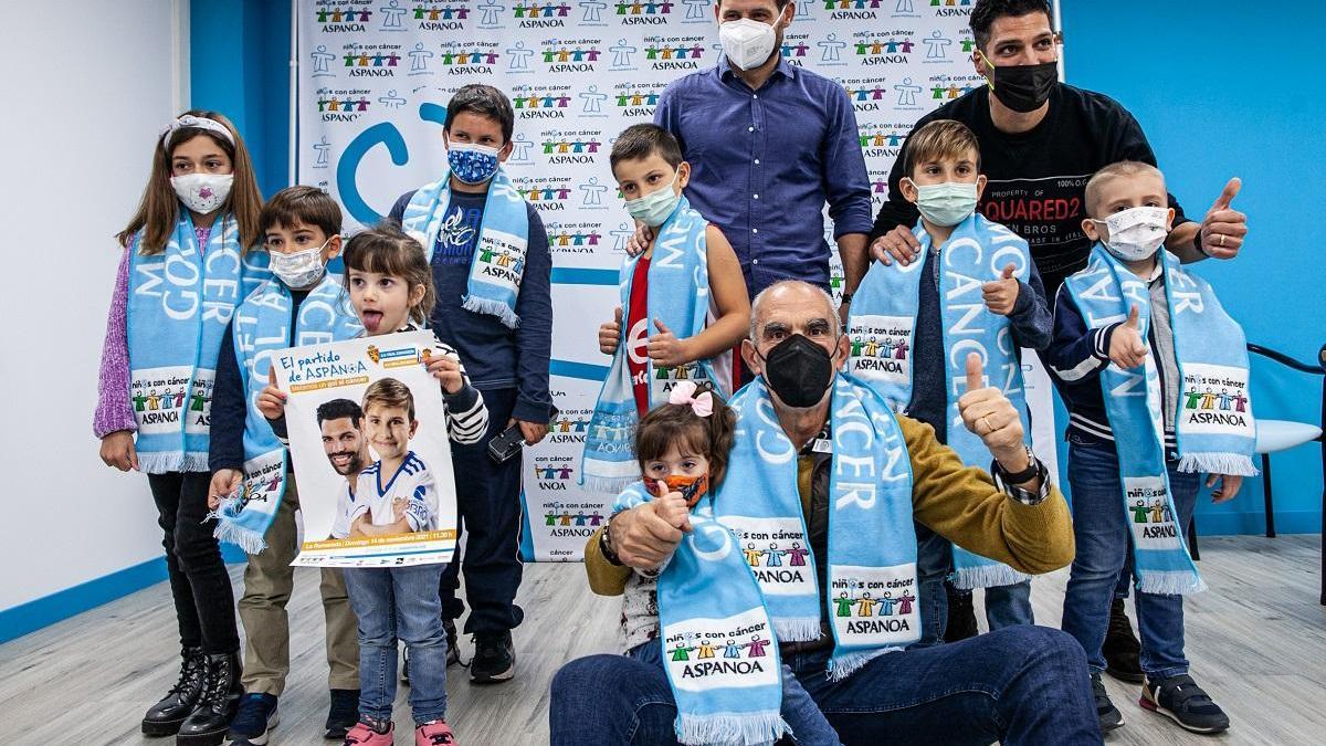 Andoni Cedrún, Javier Paredes y Ángel Lafita, con varios niños en la sede de Aspanoa.