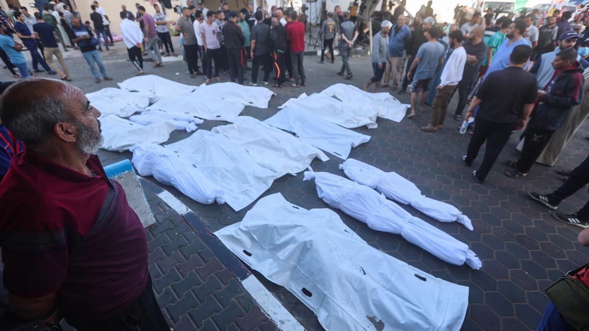 Cadáveres palestinos tras un bombardeo israelí en Deir al Balá, en la Franja de Gaza