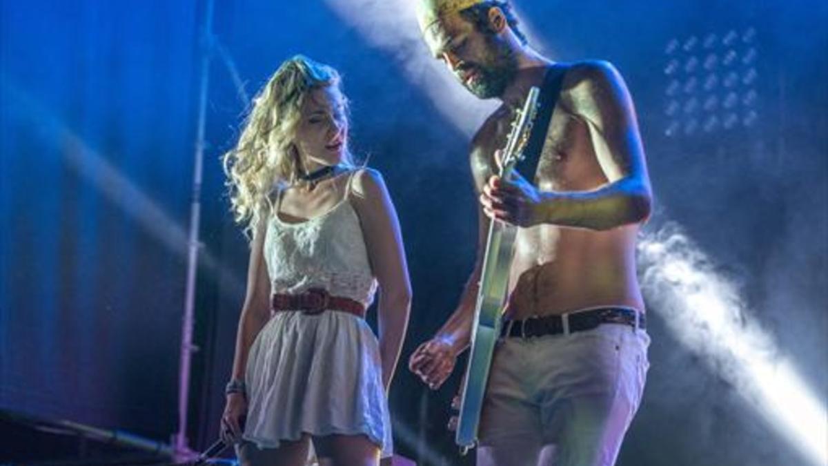 La banda londinense Crystal Fighters, en plena actuación.