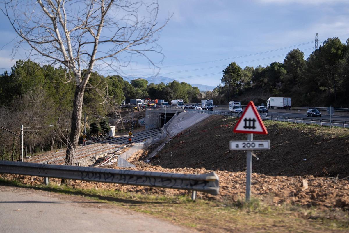 Las vías de la R4 a la altura de Gelida donde se produjo el accidente mortal del maquinista, el 20 de enero.