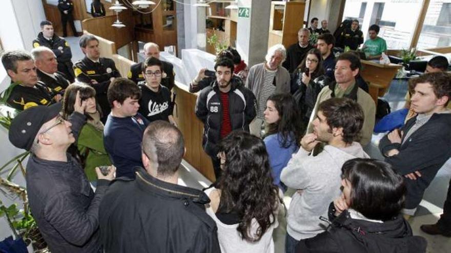 Guardias de seguridad impiden la entrada a profesores y alumnos al Consello de Goberno. // M.G.Brea