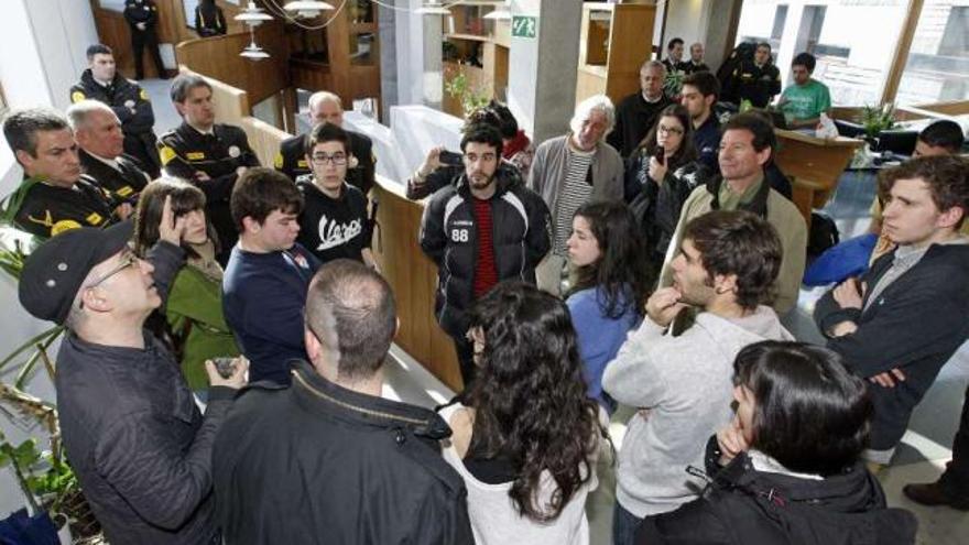 Guardias de seguridad impiden la entrada a profesores y alumnos al Consello de Goberno.  // M.G.Brea