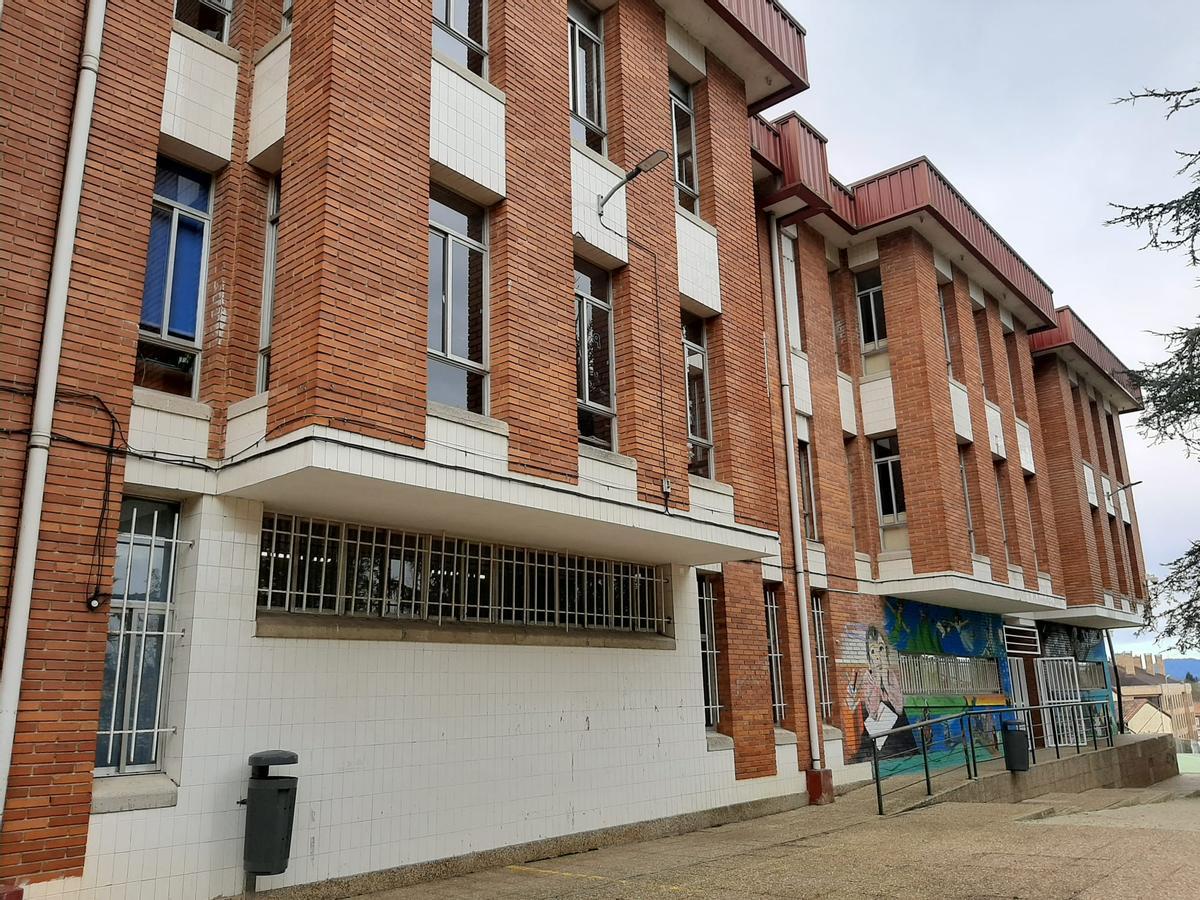 El exterior del colegio Celestino Montoto de Pola de Siero