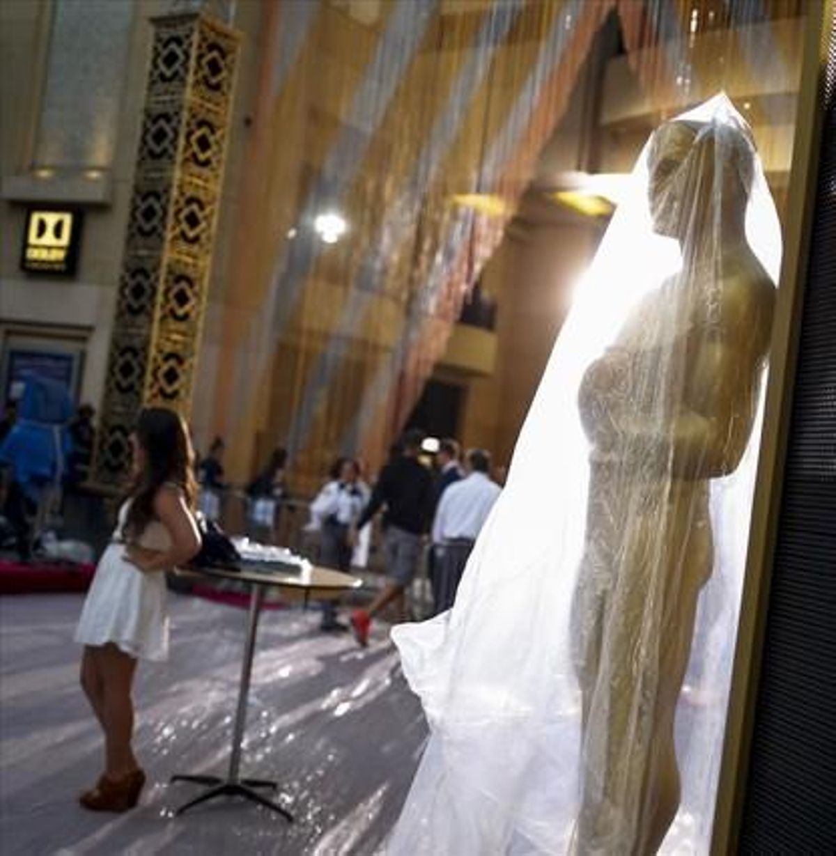 dcaminal32949987 a woman poses near an oscar statue outside the dol160229101831
