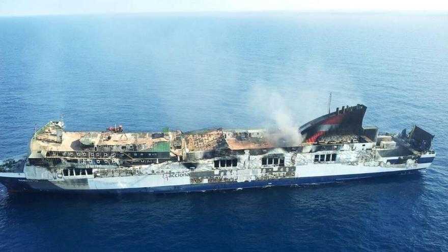 El ferry &#039;Sorrento&#039;, tras el fuego que se inició en la bodega número 4 el pasado martes.