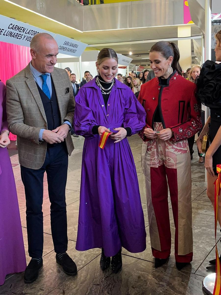 Olivia Palermo con vestido-abrigo de tafetán morado en SIMOF