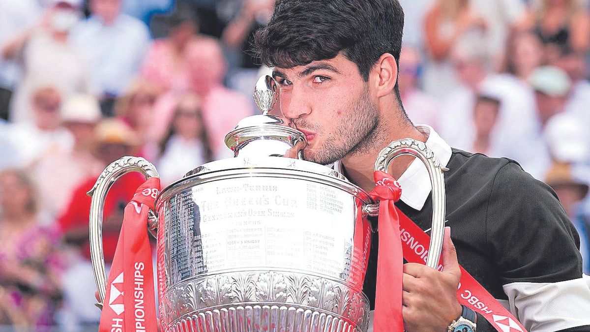 Carlos Alcaraz, con el trofeo conquistado en Queen's