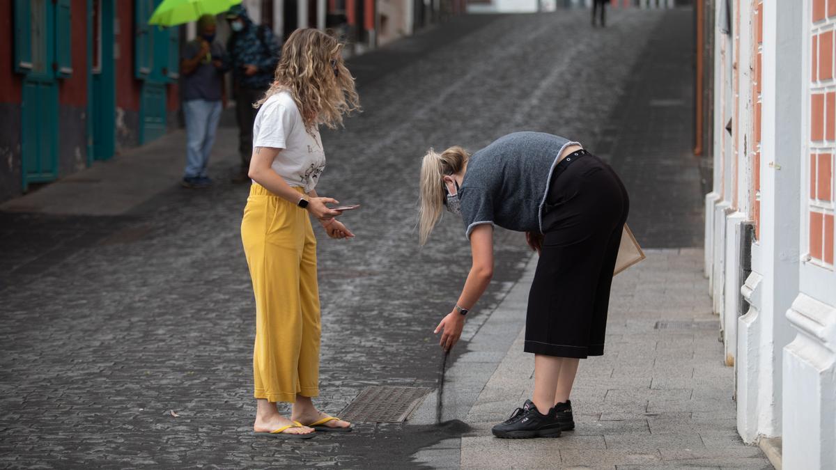 Los vecinos retiran la ceniza que ha cubierto toda La Palma