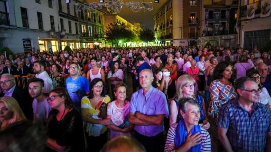 La plaza de la Constitución llena de público para dar la bienvenida a los festejos de septiembre.