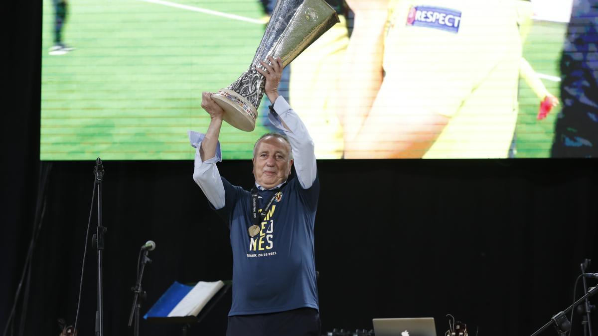 El presidente del Villarreal alza el trofeo de la Europa League.