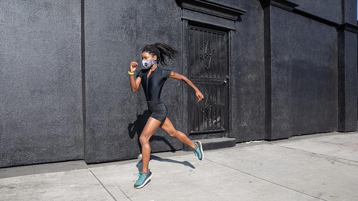 Chica haciendo deporte en la calle