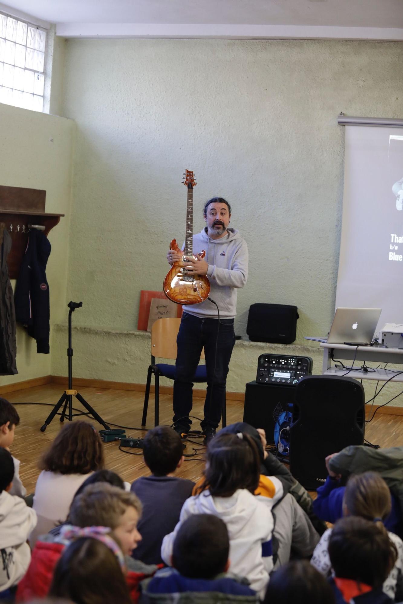 En imágenes: Encuentro de Pablo García, guitarrista de Warcry, con alumnos del colegio de La Gesta